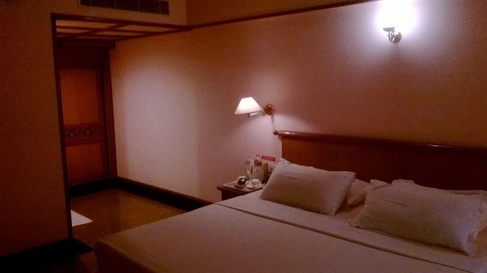 มยุรา เรซิเดนซี Hotel กูรูวาเยอร์ ภายนอก รูปภาพ