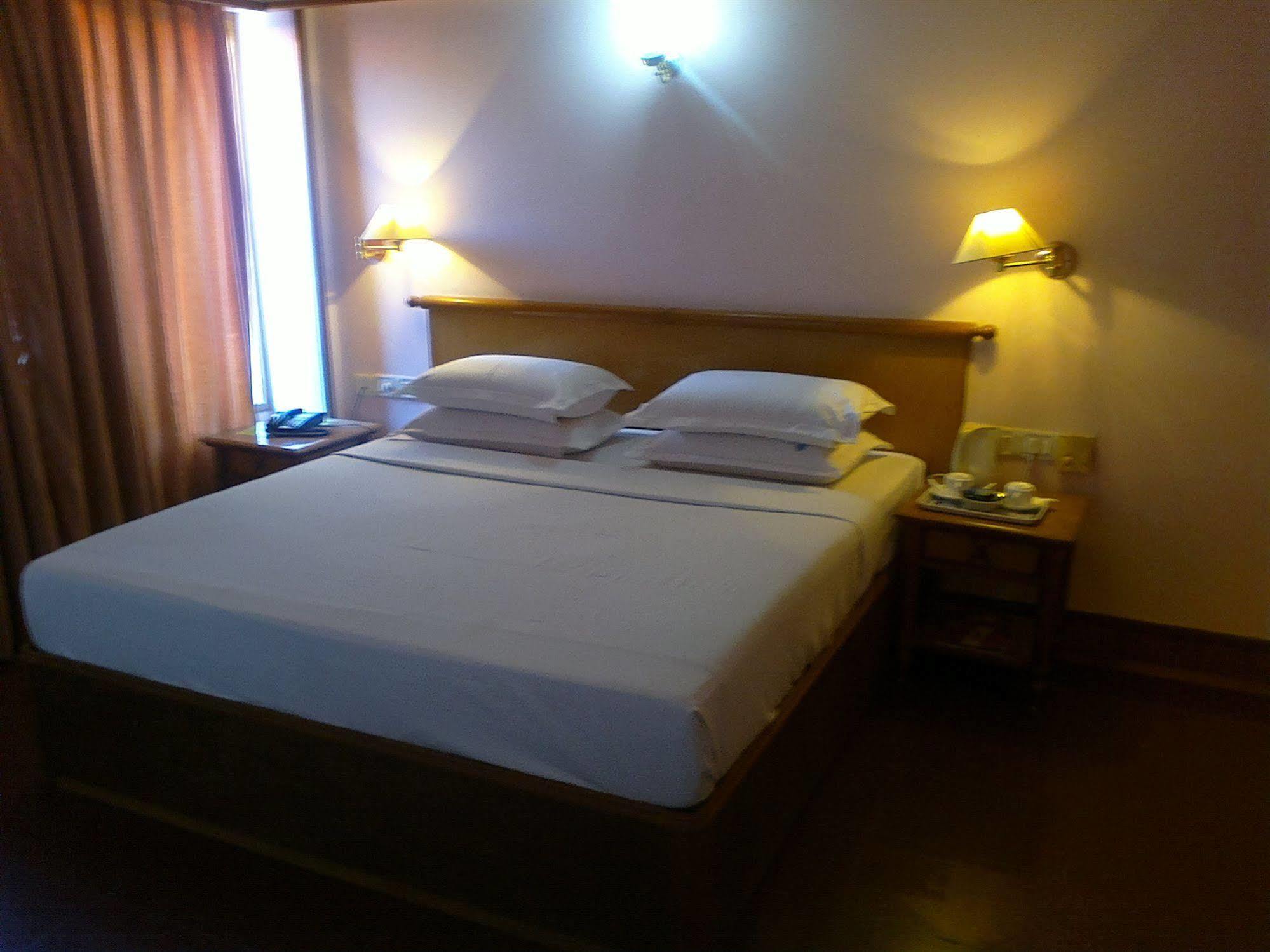 มยุรา เรซิเดนซี Hotel กูรูวาเยอร์ ภายนอก รูปภาพ