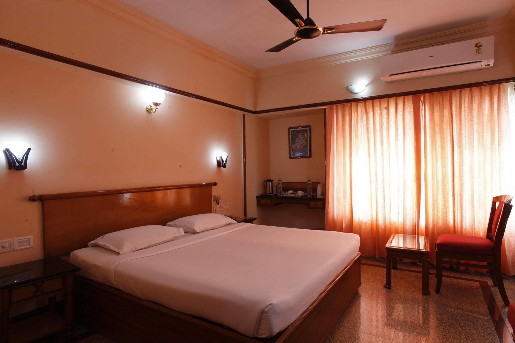 มยุรา เรซิเดนซี Hotel กูรูวาเยอร์ ภายนอก รูปภาพ
