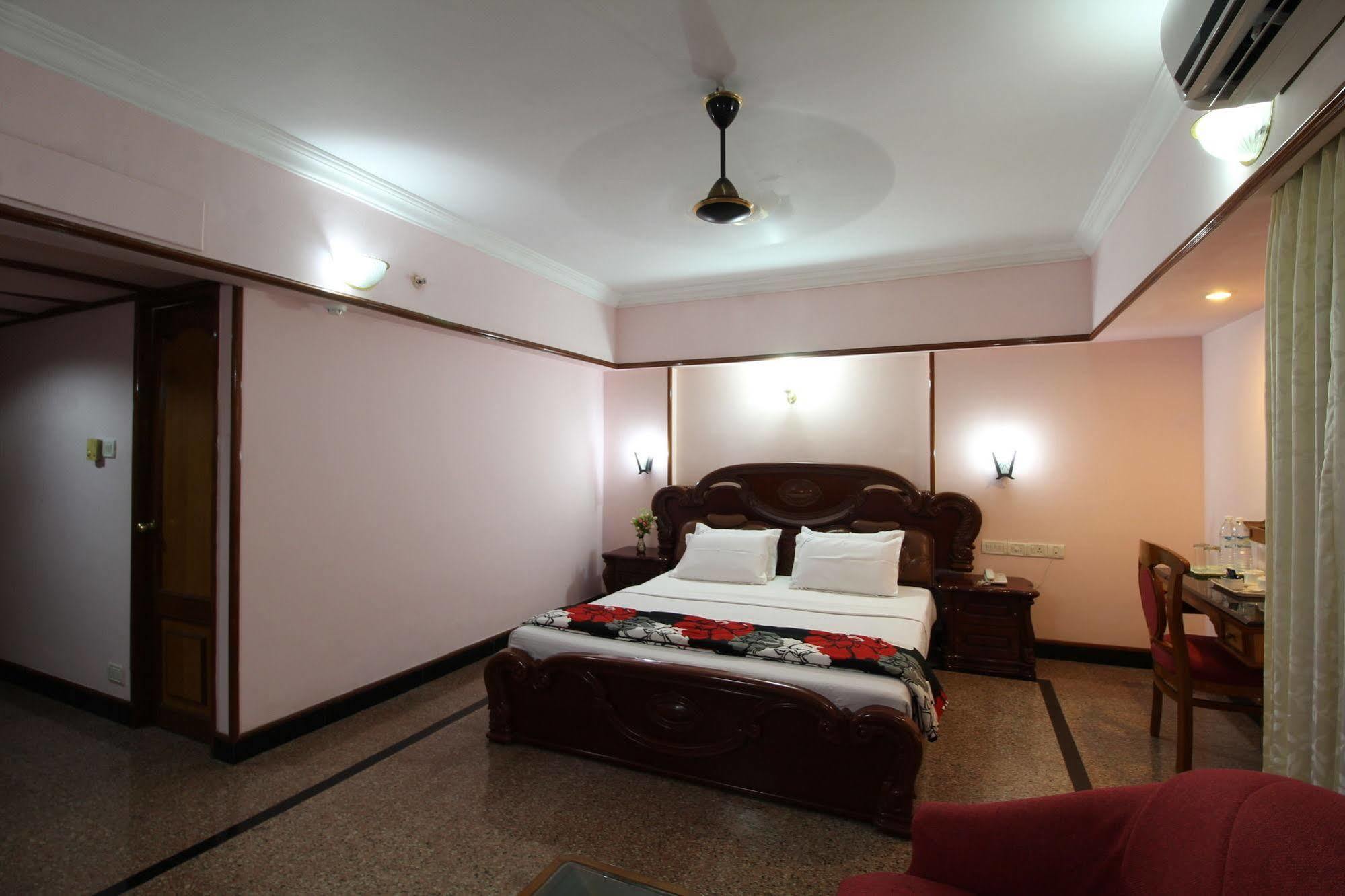 มยุรา เรซิเดนซี Hotel กูรูวาเยอร์ ภายนอก รูปภาพ