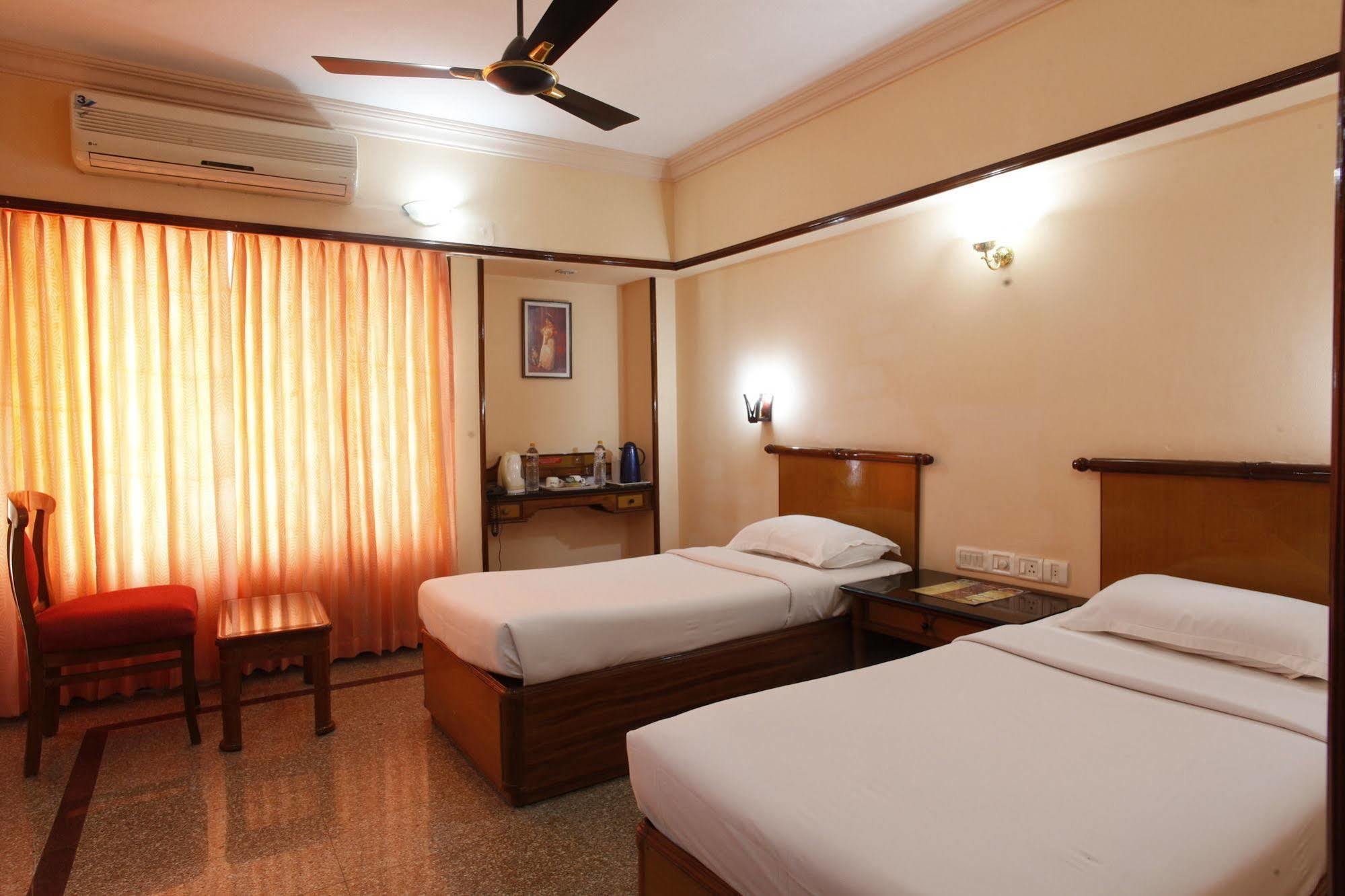 มยุรา เรซิเดนซี Hotel กูรูวาเยอร์ ภายนอก รูปภาพ
